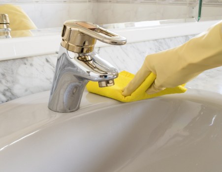 Deep cleaning bathroom surfaces during move-out